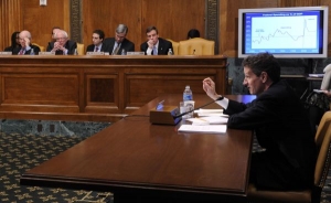 Geithner před výborem Senátu. Ten musí potvrdit celkem 373 úředníků.